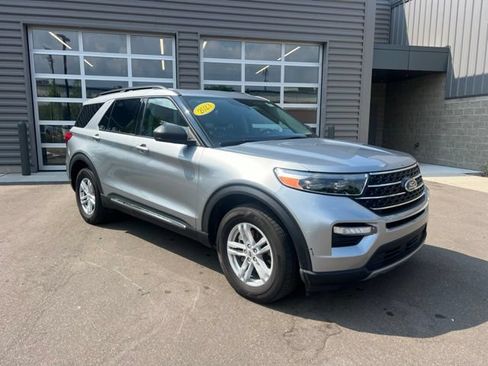 Used 2023 Ford Explorer XLT w/ Equipment Group 202A AWD/4WD image 3