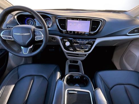 Certified 2024 Chrysler Pacifica Touring-L image 13