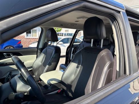 Used 2024 Kia Carnival EX FWD image 18