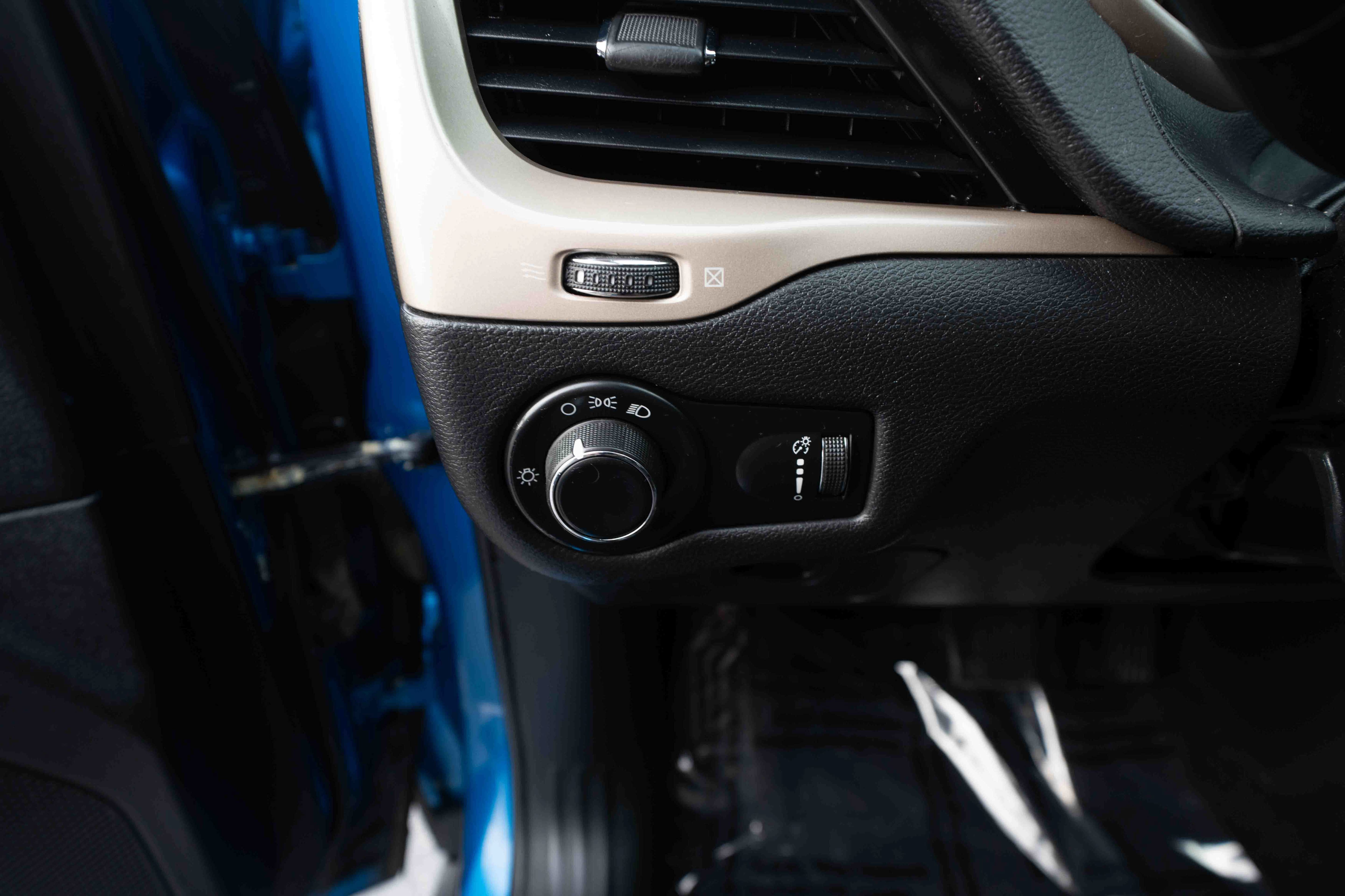 Used 2017 Jeep Cherokee Sport w/ Cold Weather Group FWD image 11