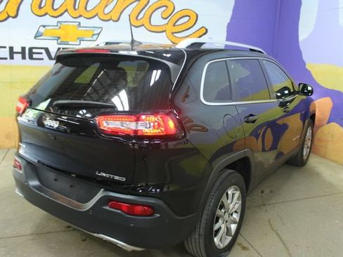 Used 2017 Jeep Cherokee Limited w/ Luxury Group AWD/4WD image 8