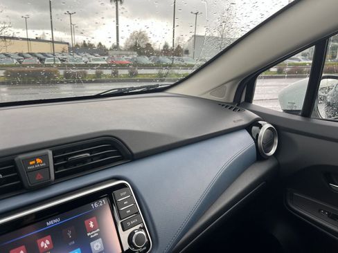 Used 2025 Nissan Versa SV image 33