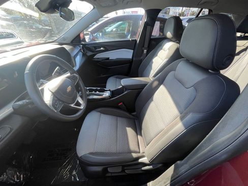 Used 2025 Chevrolet Trax LT w/ LT Convenience Package image 28