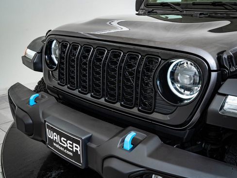 Used 2024 Jeep Wrangler Unlimited image 3