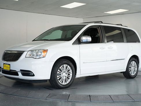Used 2015 Chrysler Town & Country Touring-L image 3