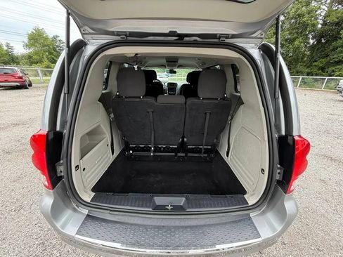 Used 2019 Dodge Grand Caravan SE w/ UConnect Hands-Free Group FWD image 14