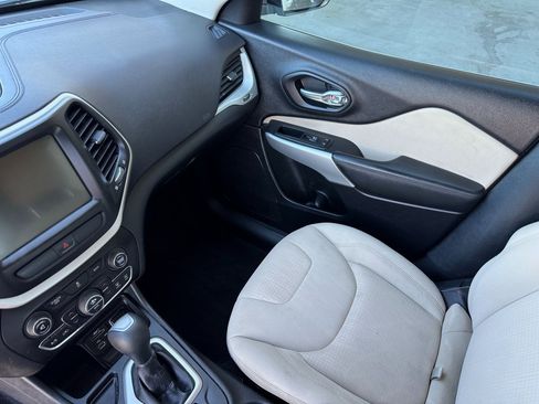 Used 2017 Jeep Cherokee Latitude w/ Comfort/Convenience Group image 31