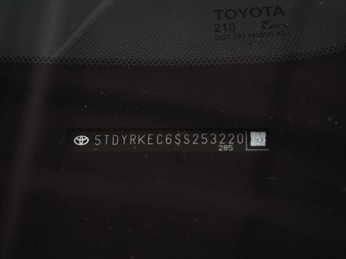 Used 2025 Toyota Sienna XLE FWD image 33