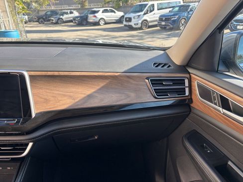 Used 2025 Volkswagen Atlas SE image 36