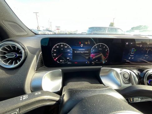 Used 2025 Mercedes-Benz GLB 250 image 10