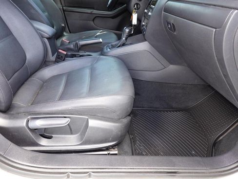 Used 2011 Volkswagen Jetta SE FWD image 17