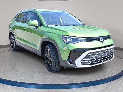 Used 2025 Volkswagen Taos SE FWD image 4