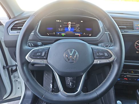 Certified 2022 Volkswagen Tiguan SE w/ Panoramic Sunroof Package image 22
