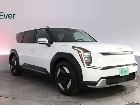 Used 2024 Kia EV9 Light Long Range RWD image 13