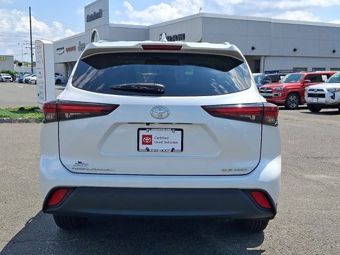 Used 2024 Toyota Highlander XLE AWD/4WD image 6