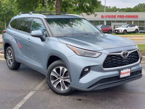 Used 2022 Toyota Highlander XLE AWD/4WD image 2