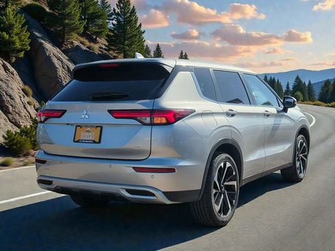Used 2024 Mitsubishi Outlander SE image 5