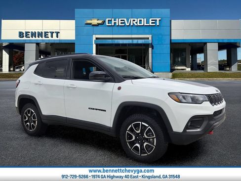 Used 2025 Jeep Compass Trailhawk AWD/4WD image 1