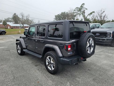 Used 2018 Jeep Wrangler Unlimited Sahara image 3