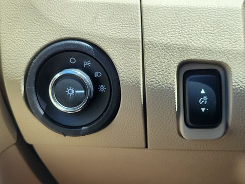 Used 2015 Ford Taurus SE FWD image 25