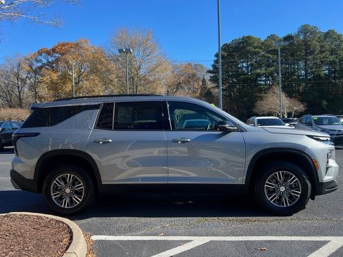 Used 2025 Chevrolet Traverse LT image 4