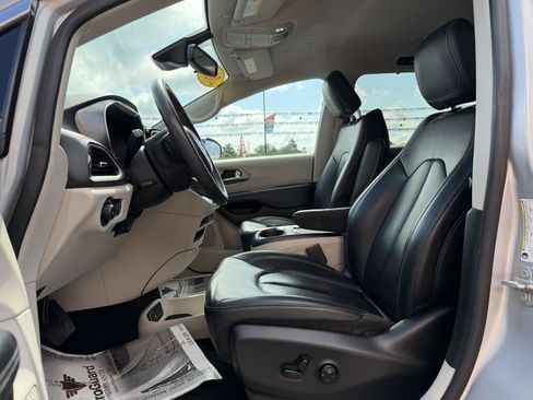 Used 2023 Chrysler Pacifica Touring-L FWD image 15