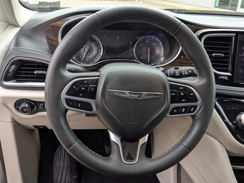 Used 2023 Chrysler Pacifica Limited FWD image 17
