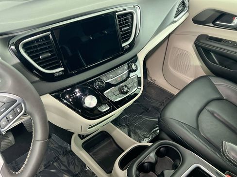 Used 2024 Chrysler Pacifica Touring-L image 23