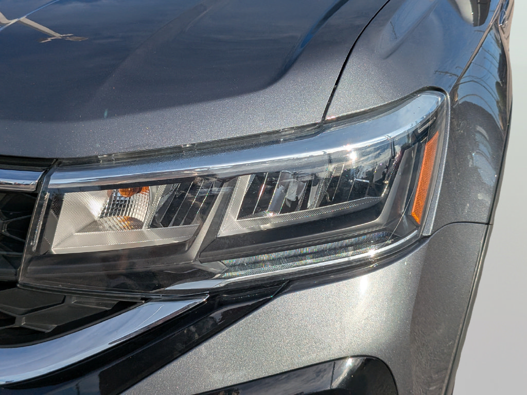 Certified 2023 Volkswagen Taos SE w/ Panoramic Sunroof Package FWD image 7
