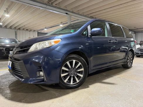 Used 2018 Toyota Sienna XLE Premium AWD/4WD image 2