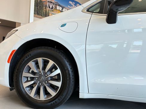 Used 2024 Chrysler Pacifica Limited FWD image 10