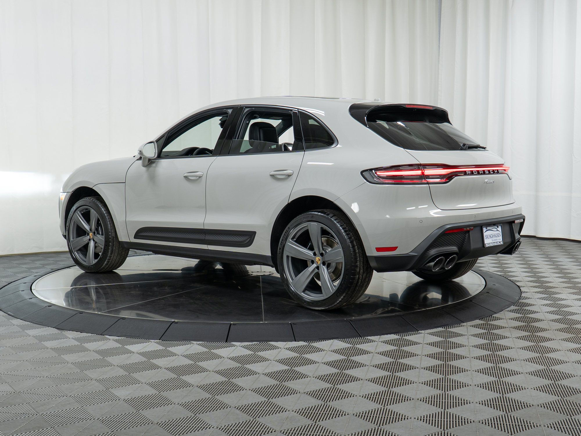 Certified 2025 Porsche Macan AWD/4WD image 33