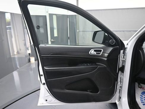 Used 2018 Jeep Grand Cherokee Altitude image 12