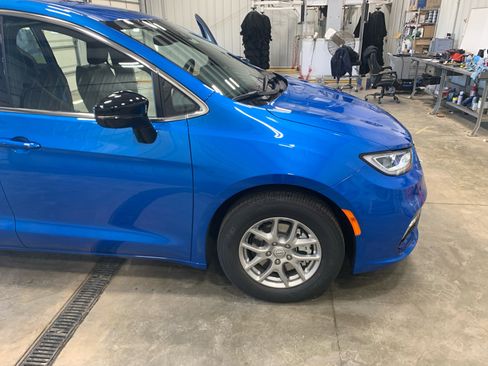 New 2026 Chrysler Pacifica Select image 22