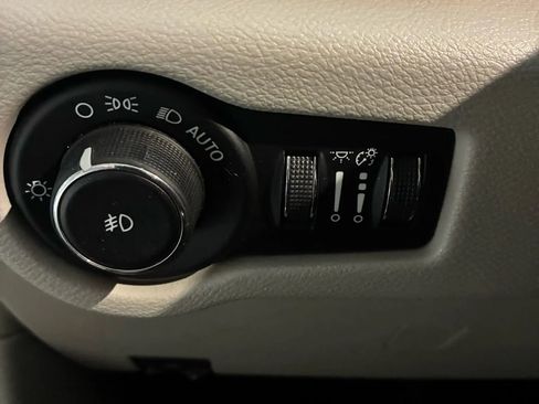 Used 2017 Chrysler Pacifica Touring-L w/ Tire & Wheel Group image 17