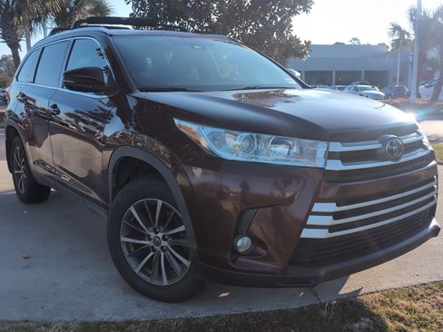 Used 2019 Toyota Highlander XLE image 2