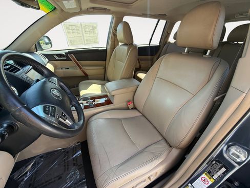 Used 2012 Toyota Highlander Limited w/ Tow Pkg AWD/4WD image 10