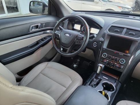 Used 2018 Ford Explorer XLT w/ Equipment Group 202A AWD/4WD image 29