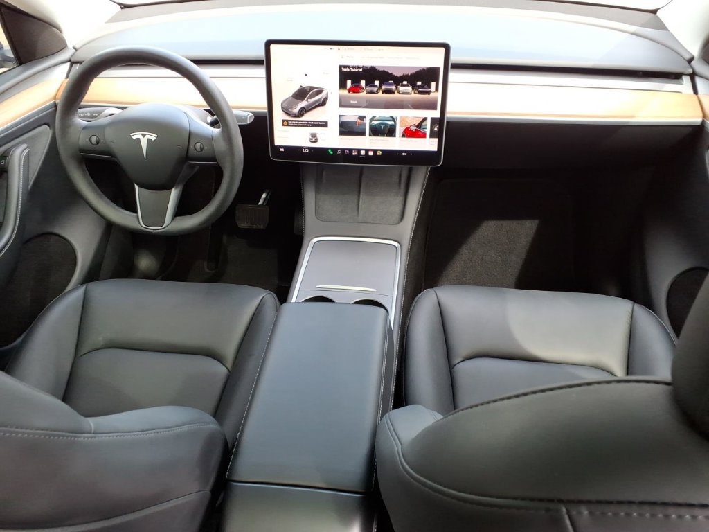 Used 2025 Tesla Model Y Long Range RWD image 18
