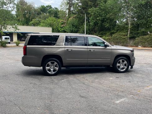 Used 2017 Chevrolet Suburban Premier RWD image 4