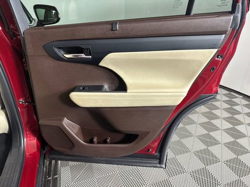 Used 2022 Toyota Highlander XLE image 16