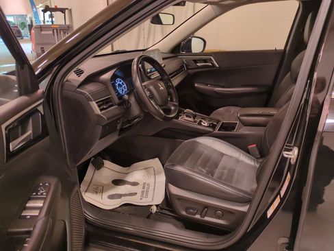 Used 2023 Mitsubishi Outlander SE AWD/4WD image 17
