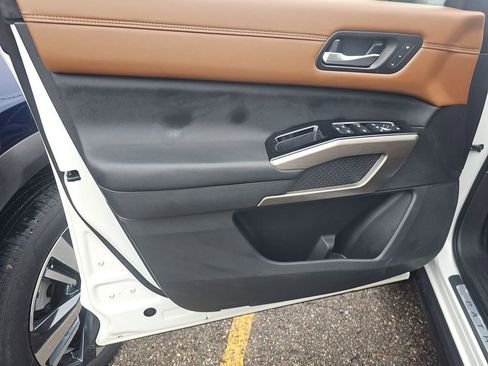 Used 2023 Nissan Pathfinder Platinum image 9