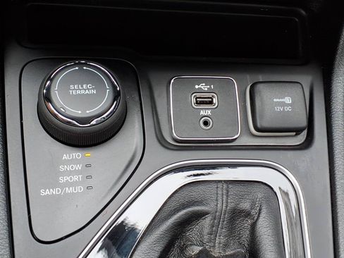 Used 2022 Jeep Cherokee Limited AWD/4WD image 17