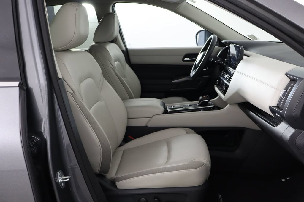 Used 2024 Nissan Pathfinder SL w/ Black Appearance Package FWD image 18