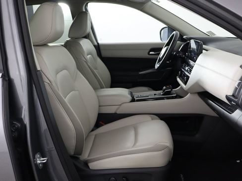 Used 2024 Nissan Pathfinder SL w/ Black Appearance Package FWD image 18