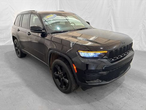 Used 2023 Jeep Grand Cherokee Altitude AWD/4WD image 10
