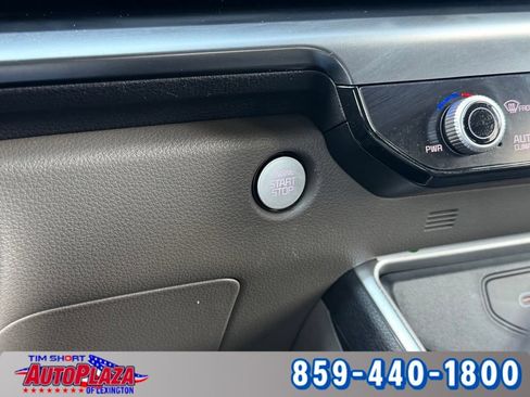 Used 2025 Kia Carnival FWD image 24