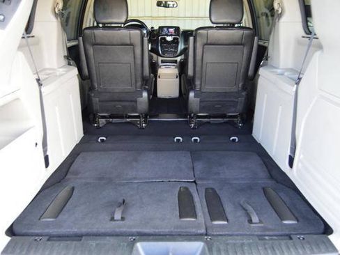 Used 2015 Chrysler Town & Country Touring FWD image 44