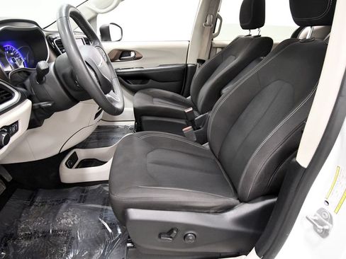 Used 2022 Chrysler Voyager LX FWD image 14